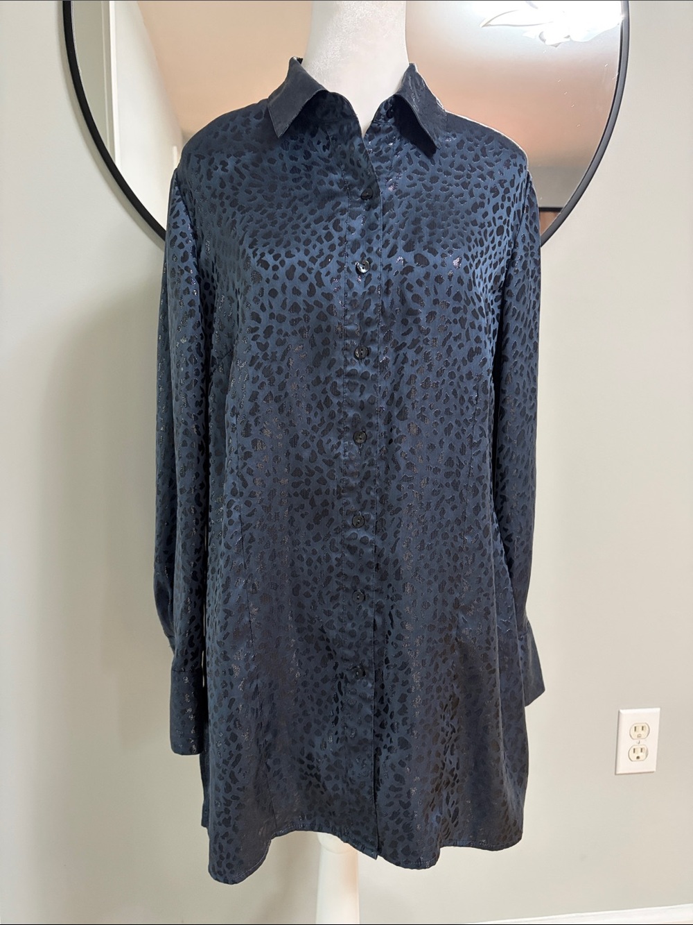 Chico’s Silk Blend Blue Black Leopard Print Button‎ Up Tunic Blouse Shirt Sz 1 - Picture 4 of 13